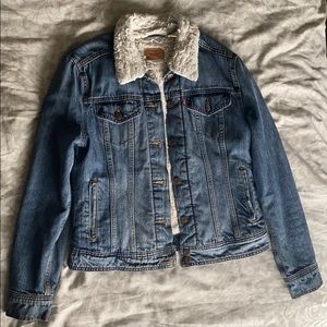 Levi’s trucker Sherpa lined jean jacket size m